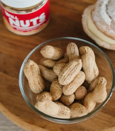 Kikiriki u ljusci serviran u ciniji pored nuts putera
