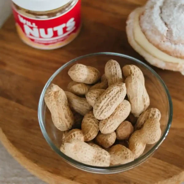 Kikiriki u ljusci serviran u ciniji pored nuts putera