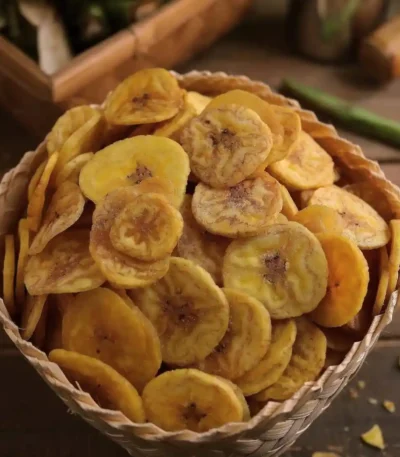 Banana čips u drvenoj činiji