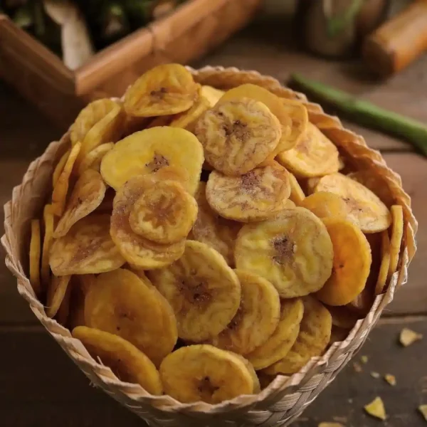 Banana čips u drvenoj činiji