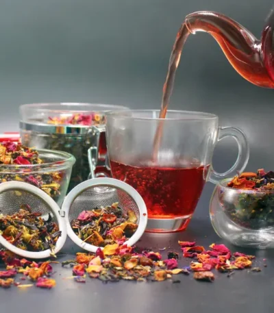 Paket koji prikazuje magiju prirodne nege lekovitim biljkama je poklon za rođendane, praznike, Božić, koleginice, godišnjice, Dan žena ili Dan zaljubljenih. Paket koji te naprosto uvlači u opuštajući, zen-mod svojim divnim aromama. Po potrebi popij jedan od čajeva a dok kuvaš isprobaj jedan od (ili oba!) ovih blagodetnih začina te na taj način pruži svome telu celokupnu podršku na početku nove godine, izazova i radnih zadataka.